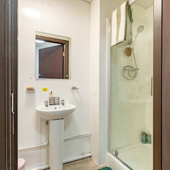 Silver En Suite City View - Image 8